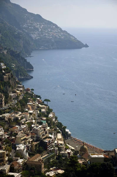 ポジターノ Positano イタリア南部のアマルフィ海岸にある町 人気の観光地で 小石のビーチや お店やカフェが立ち並ぶ細長い急な通りがあります — ストック写真