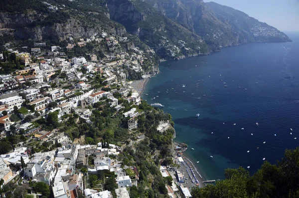 ポジターノ Positano イタリア南部のアマルフィ海岸にある町 人気の観光地で 小石のビーチや お店やカフェが立ち並ぶ細長い急な通りがあります — ストック写真