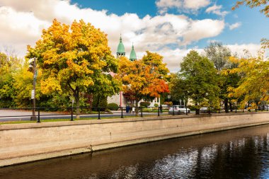 Ağaçlar ve nehirlerle dolu sonbahar manzarası