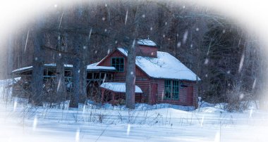 Doğada karla kaplı evin manzaralı görüntüsü.