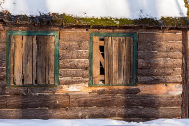 Doğada karla kaplı evin manzaralı görüntüsü.