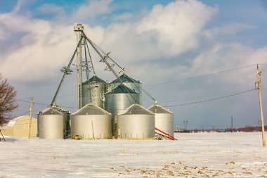 Kışın karlı buğday tarlalarında endüstriyel tarım binaları