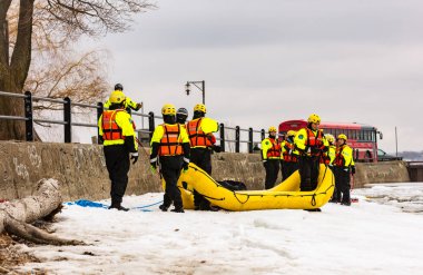 Donmuş nehirde şişme bot eğitimi alan kurtarma ekibi.