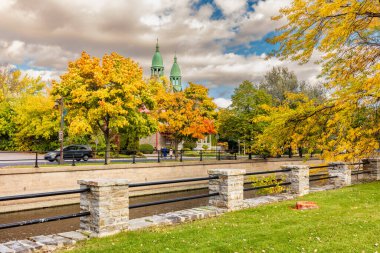 Şatosu ve ağacı olan sonbahar manzarası