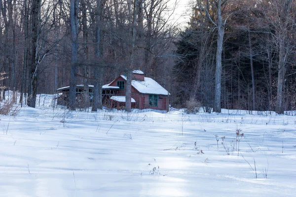 Malownicze Ujęcie Pokrytego Śniegiem Domu Łonie Natury — Zdjęcie stockowe