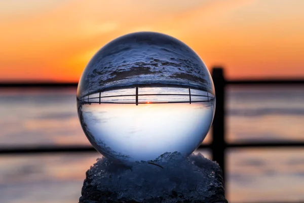 Szenische Aufnahme Einer Verschneiten Landschaft Durch Glaskugel Bei Wintersonnenuntergang — Stockfoto