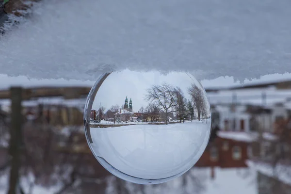 Szenische Aufnahme Einer Verschneiten Landschaft Durch Glaskugel Einem Wintertag — Stockfoto