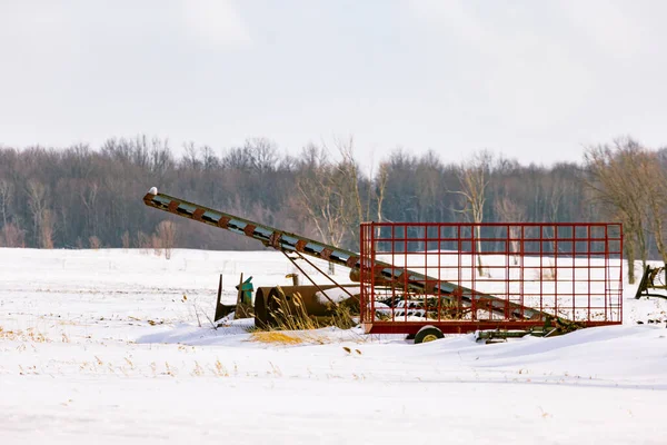 Paisagem Inverno Cênica Com Equipamentos Agrícolas Antigos — Fotografia de Stock