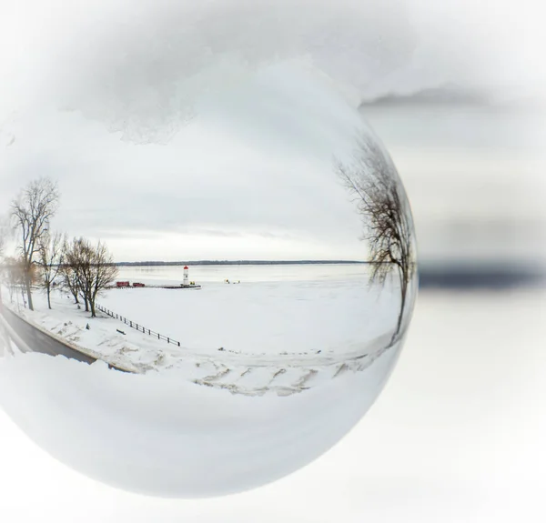 Szenische Aufnahme Einer Verschneiten Landschaft Durch Glaskugel Einem Wintertag — Stockfoto