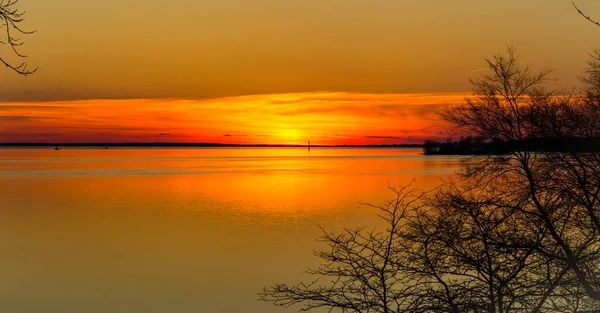 Schilderachtige Opname Van Prachtige Zonsondergang Boven Het Meer — Stockfoto