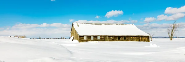 Szenische Aufnahme Des Schneebedeckten Hauses Auf Die Natur — Stockfoto