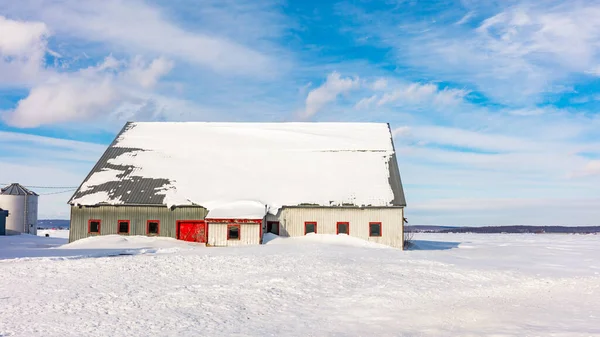 Szenische Aufnahme Des Schneebedeckten Hauses Auf Die Natur — Stockfoto