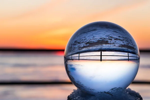 Szenische Aufnahme Einer Verschneiten Landschaft Durch Glaskugel Bei Wintersonnenuntergang — Stockfoto