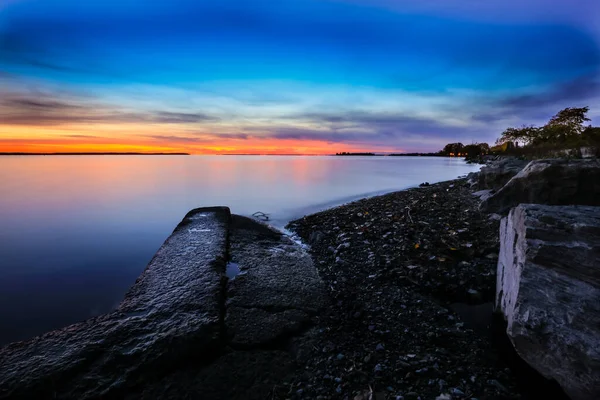 Γραφική Φωτογραφία Του Όμορφου Ηλιοβασιλέματος Πάνω Από Θάλασσα Κρύο Βράδυ Εικόνα Αρχείου