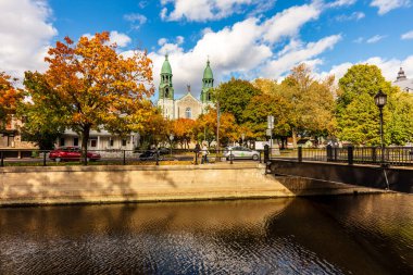 Renkli ağaçları ve nehri olan güzel sonbahar manzarası