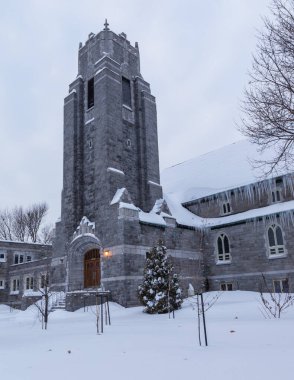 Güzel antik gotik kilise karla kaplı.