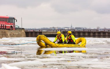 Donmuş nehirde şişme bot eğitimi alan kurtarma ekibi.