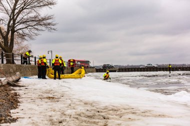 Donmuş nehirde şişme bot eğitimi alan kurtarma ekibi.