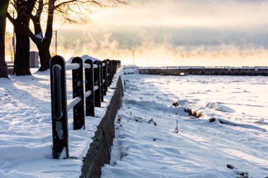 Donmuş göl manzaralı güzel kış manzarası.