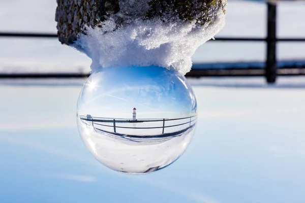 Szenische Aufnahme Einer Verschneiten Landschaft Durch Glaskugel Einem Sonnigen Wintertag — Stockfoto