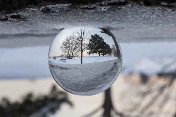 Szenische Aufnahme Einer Verschneiten Landschaft Durch Glaskugel Einem Wintertag — Stockfoto