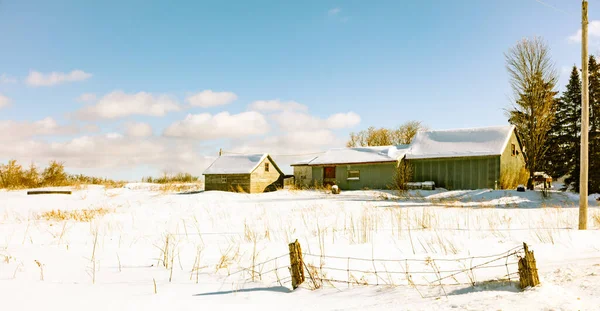 Γραφική Βολή Του Χιονιού Καλύπτονται Σπίτι Στη Φύση — Φωτογραφία Αρχείου