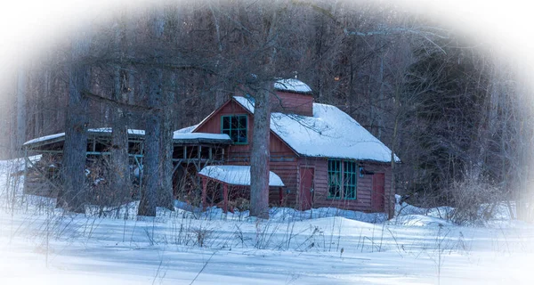 Мальовничий Знімок Снігового Критого Будинку Природі — стокове фото