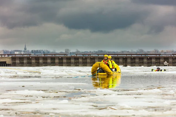 Donmuş nehirde şişme bot eğitimi alan kurtarma ekibi.