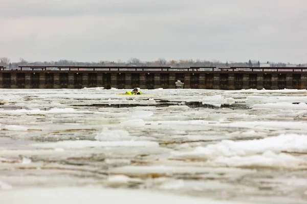 Adam kış günü donmuş nehirde batıyor.