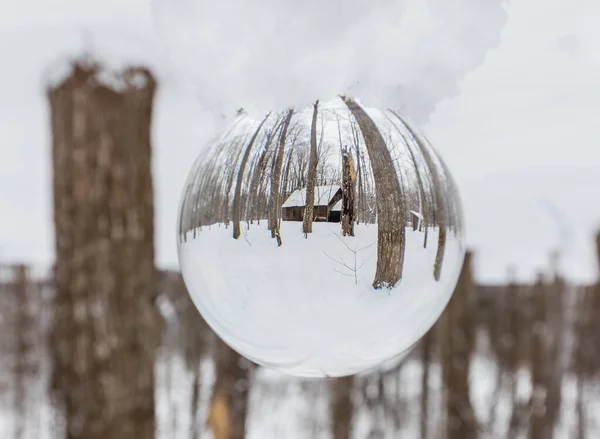 Landschaftsaufnahme Von Schneebedecktem Haus Durch Glaskugel Auf Die Natur — Stockfoto