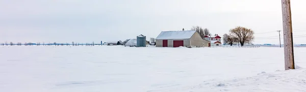 Szenische Aufnahme Des Schneebedeckten Hauses Auf Die Natur — Stockfoto