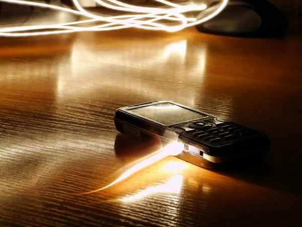 Işık düğmeli telefona doğru uçar
