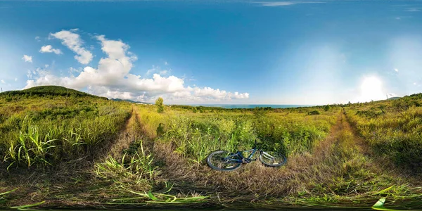 Sferisch Panorama Onverharde Weg Een Groen Veld Zee Aan Horizon — Stockfoto
