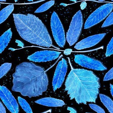 Siyah arka planda parlak mavi yaprakları olan dikişsiz suluboya deseni. Kumaş tasarımı için harika