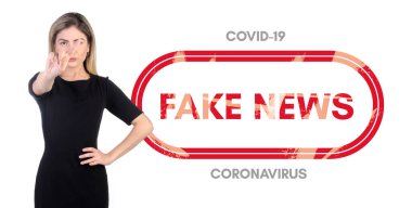 Coronavirus, Covid-19. Sahte haber aldatmacalarına hayır de. Beyaz arka planda el hareketi yapmayan bir kadın..