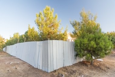 Bir ormandaki Yapı çitleri