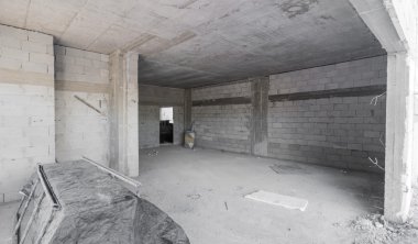 İçinde tuğla ve beton ev yapım aşamasında