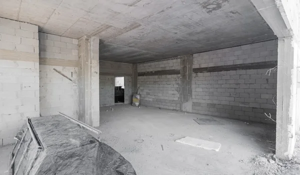Dentro de uma casa de tijolo e concreto em construção — Fotografia de Stock