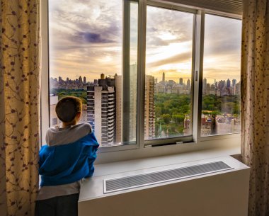 Bir New York City doğarken arayan çocuk