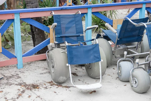 해변 모래 휠체어 — 스톡 사진