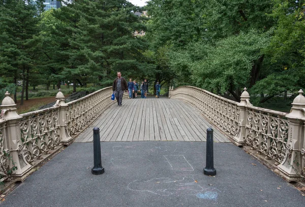 Persone che attraversano il ponte Pinebank Arch a Central Park — Foto Stock