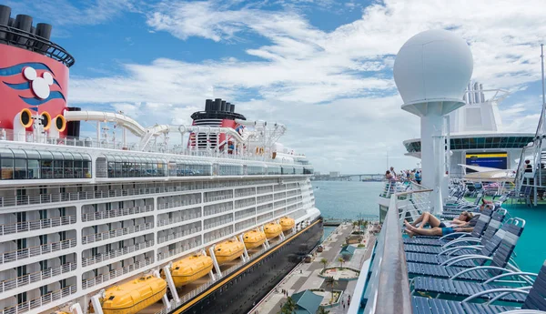 Royal Caribbean 's Majesty of the Seas y Disney Dream barcos — Foto de Stock