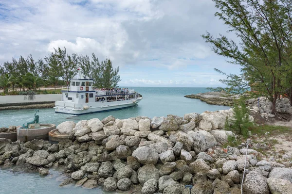 船上游客往返可可岛巴哈马私人热带是 — 图库照片