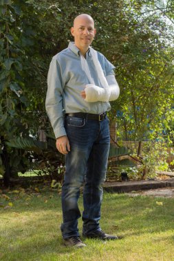 Bir kol genç adamla ayakta bahçede döküm