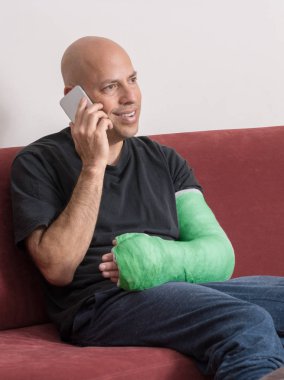 Onun telefonda konuşurken bir kol ile genç adam