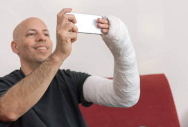 Genç adam bir kol ile bir selfie alarak döküm