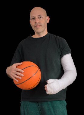 Bir basketbol kazadan sonra döküm bir kol genç adam
