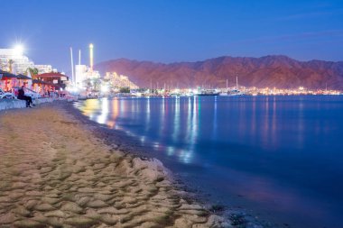 Eilat, İsrail ve Akabe, Ürdün üzerinden günbatımı