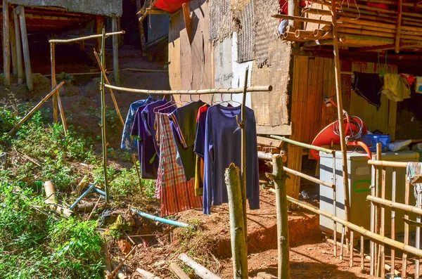 Ubrania wiszące do wyschnięcia w Tajlandii Kayan wieś — Zdjęcie stockowe