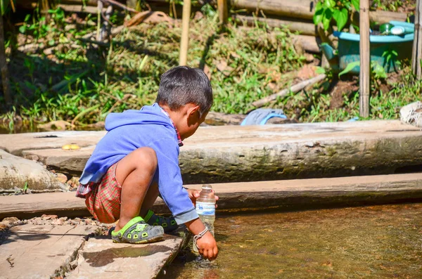 Kayan çocuk Tayland uzun boyunlu tepe Köyü